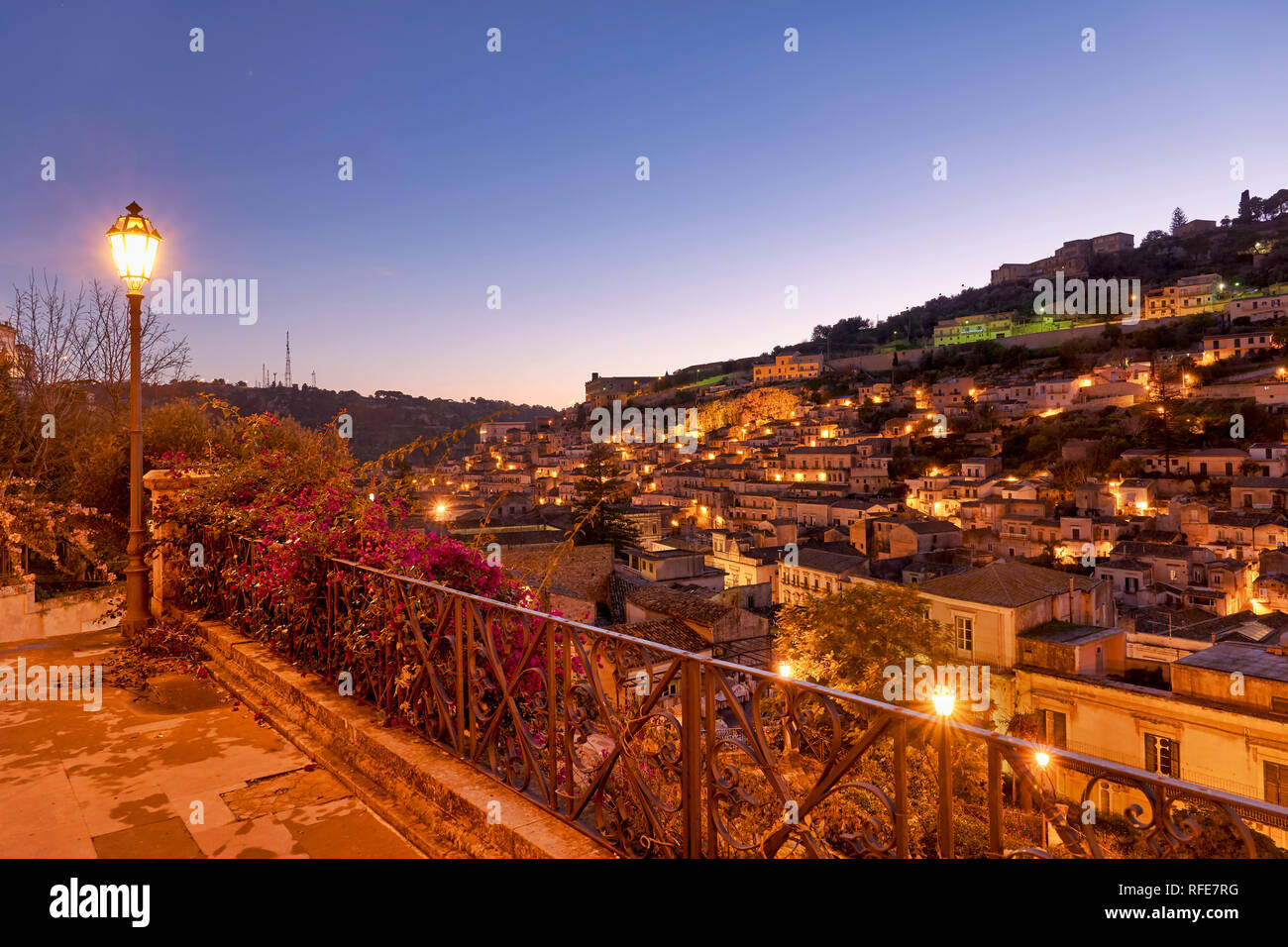 Eine bezaubernde Aussicht von Modica Sizilien Italien bei Sonnenuntergang Stockfoto