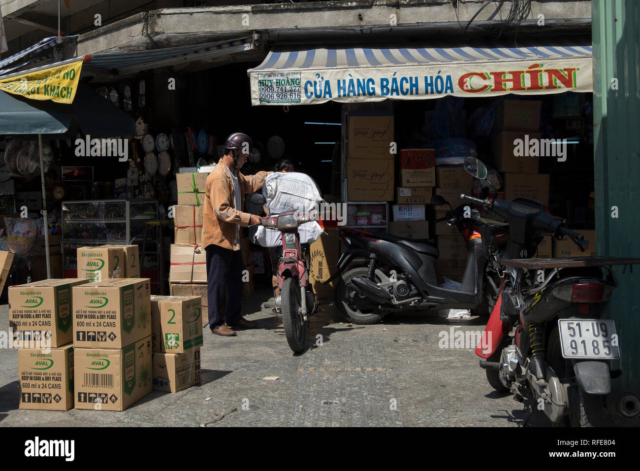 Laden Sie einen Roller für eine Lieferung. In Saigon, Ho Chi Minh City, Vietnam. Stockfoto