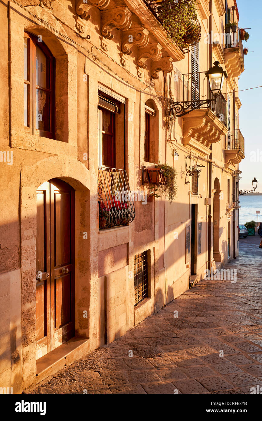 Die charmanten Straßen und Gebäude der Altstadt von Syrakus, der Insel Ortygia Sizilien Italien Stockfoto