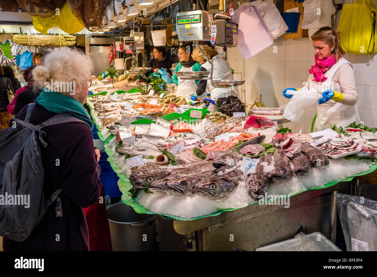 Verschiedene Sorten frischen Fisch sind innerhalb des Mercat de la Llibertat im Stadtteil Vila de Gràcia verkauft Stockfoto