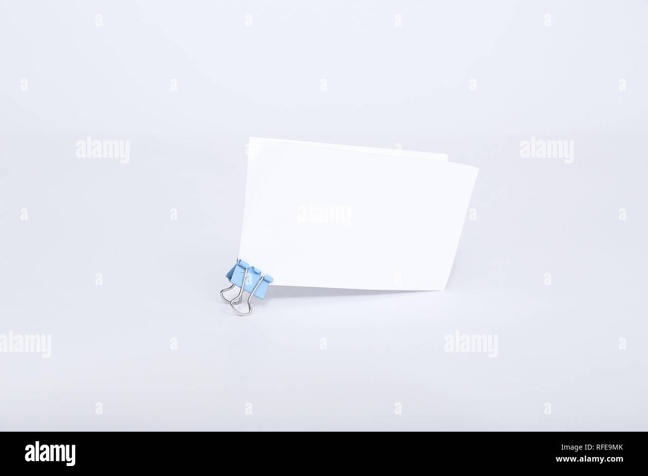 Bild der leere weiße Karte mit Büroklammer befestigen. Auf den weißen Hintergrund isoliert. Stockfoto
