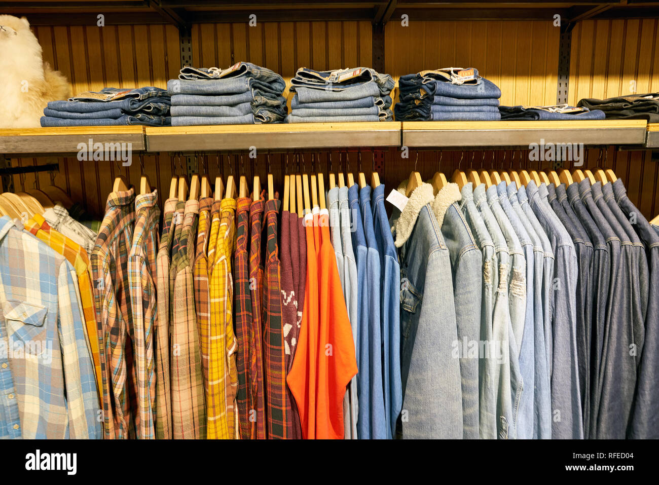SEOUL, Südkorea - ca. Mai 2017: Hemden auf einen Levi's Store in Seoul. Levi  Strauss & Co. ist ein privat geführtes American Clothing Company  Stockfotografie - Alamy