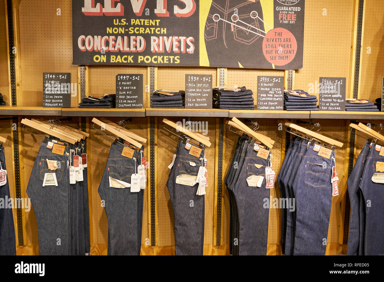 SEOUL, Südkorea - ca. Mai 2017: Jeans auf Anzeige an einen Levi's Store in  Seoul. Levi Strauss & Co. ist eine in Privatbesitz befindliche  Amerikanische Kleidung Firma k Stockfotografie - Alamy