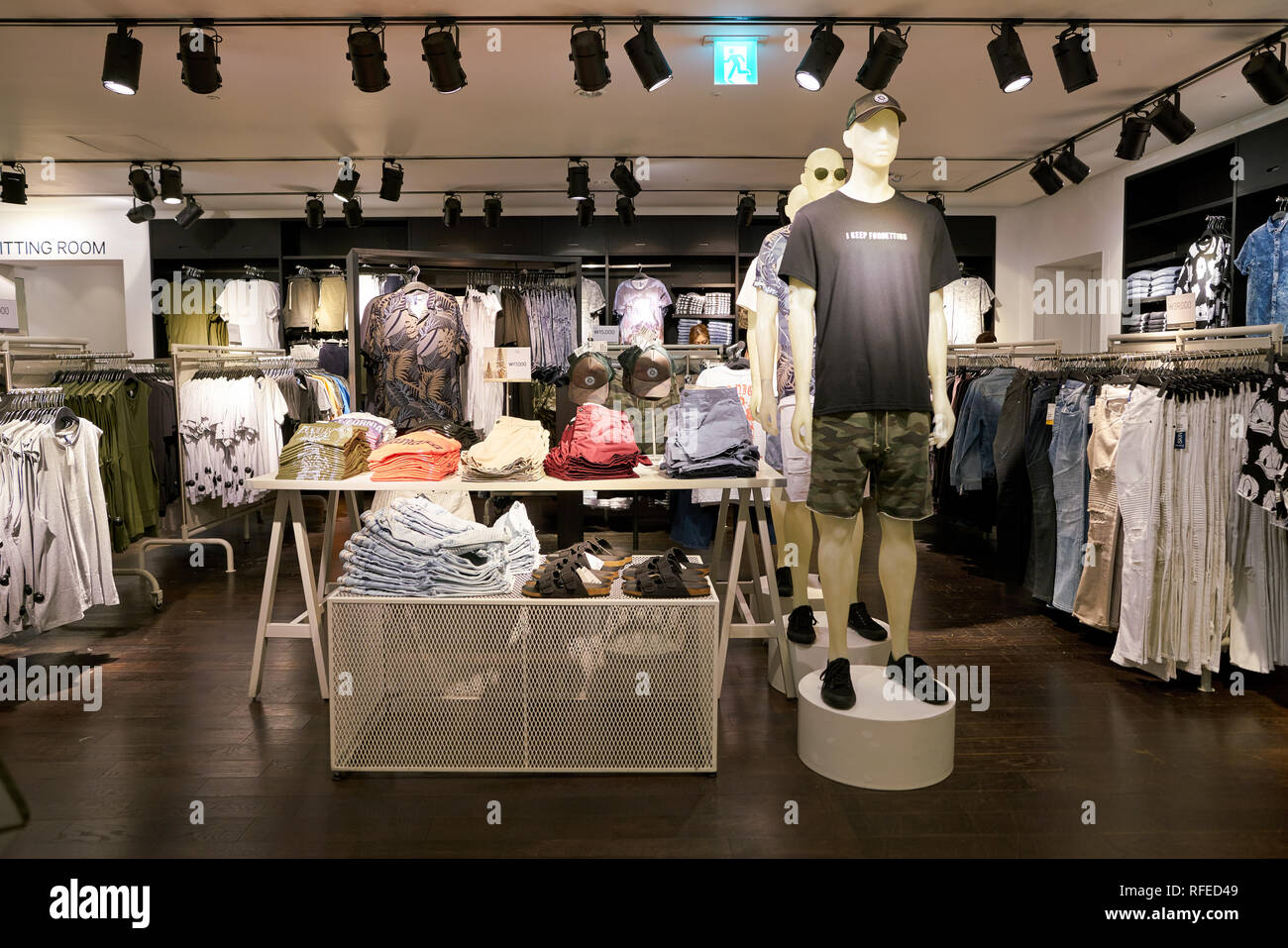SEOUL, Südkorea - ca. Mai 2017: Innen H und M Store in Seoul. H&M Hennes &  Mauritz AB ist eine schwedische multinationale Kleider - Handelsunternehmen  Stockfotografie - Alamy