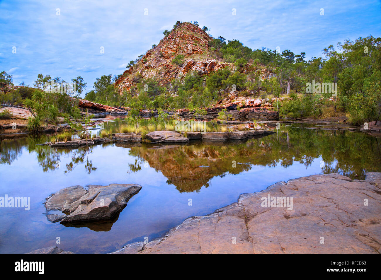 Kimberley, Australien: Ein perfektes Spiegelbild in den klaren Gewässern der Bell Gorge, Western Australia. Stockfoto