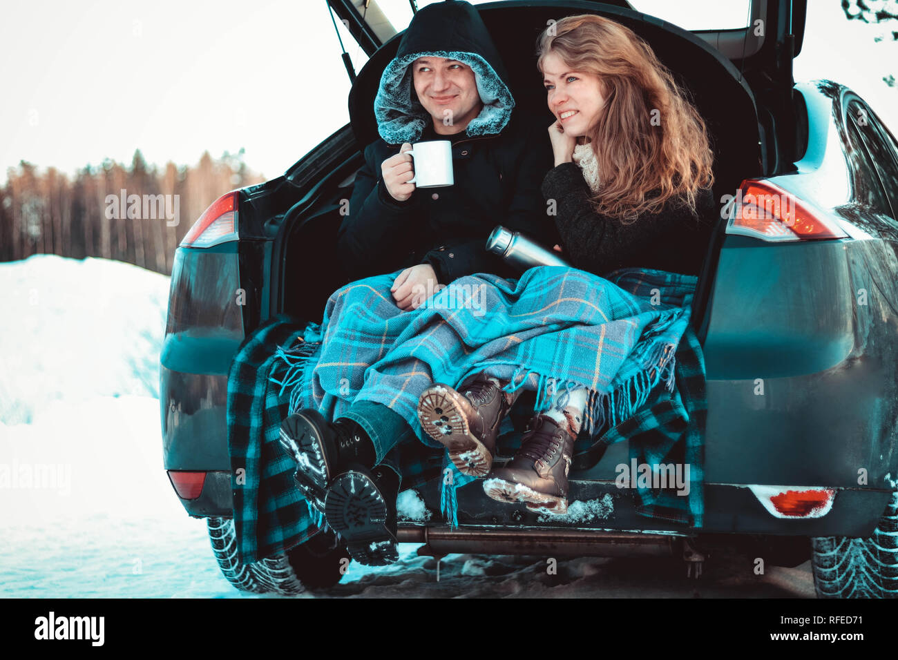 Ein Mann und eine Frau auf einem Lkw des Autos. Ein glückliches Paar Stockfoto