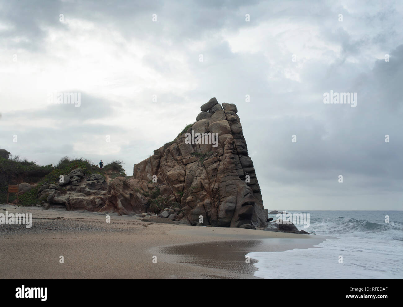 Einen malerischen Blick auf Rock Mountain und sandigen Strand bei Sonnenuntergang entlang der Küste von Castilletes. Tayrona Park, Kolumbien. Sep 2018 Stockfoto