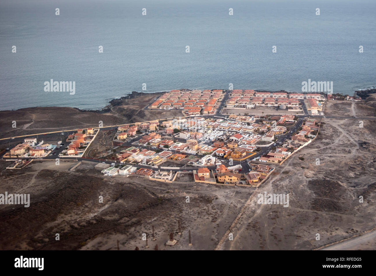 Spanien, Kanarische Inseln, Teneriffa, neue Wohnviertel, Beach Resort südlich von Santa Cruz de Tenerife. Antenne. Stockfoto