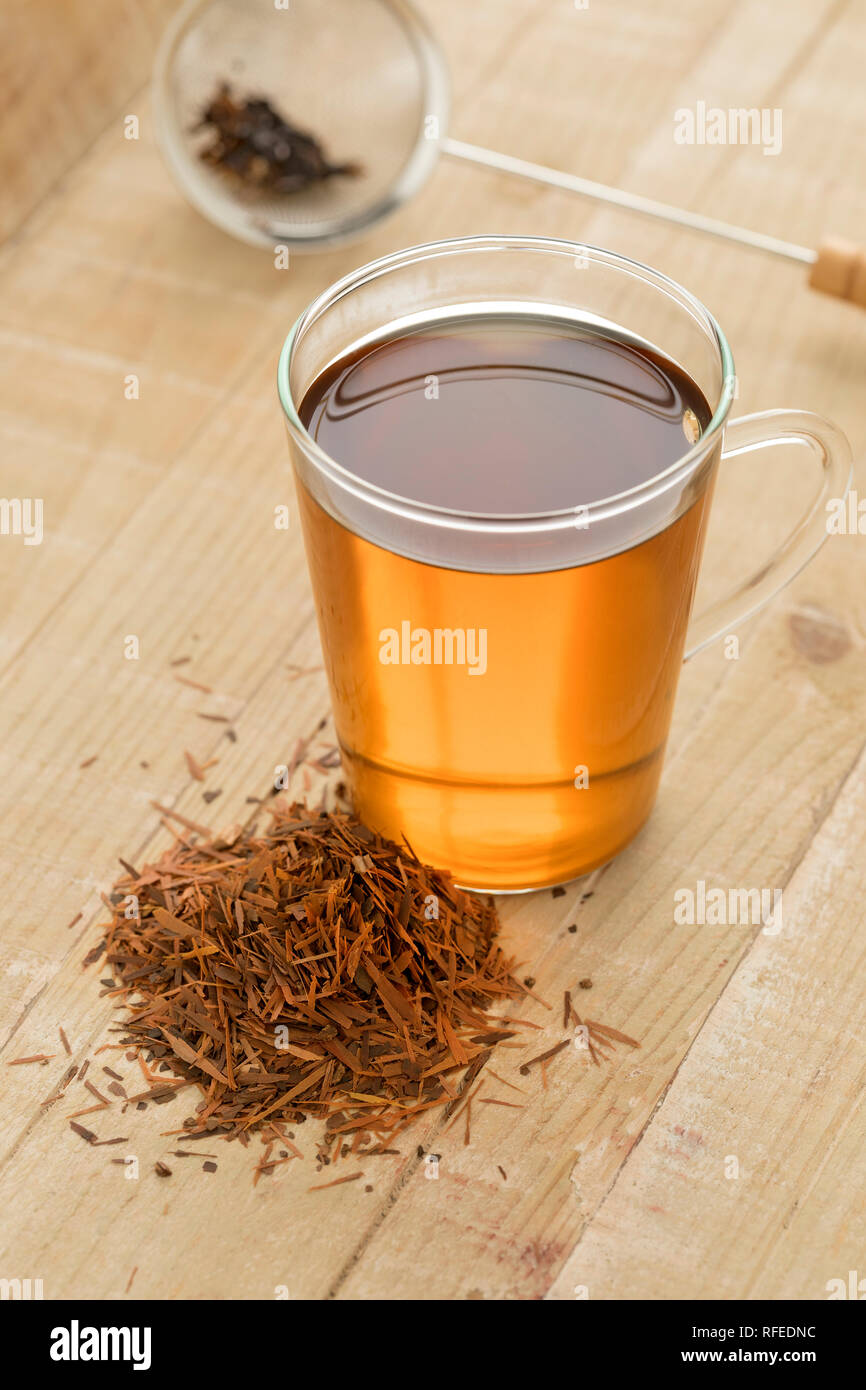 Glas mit frischen Kräuter Lapacho Tee oder Taheeboo Stockfoto