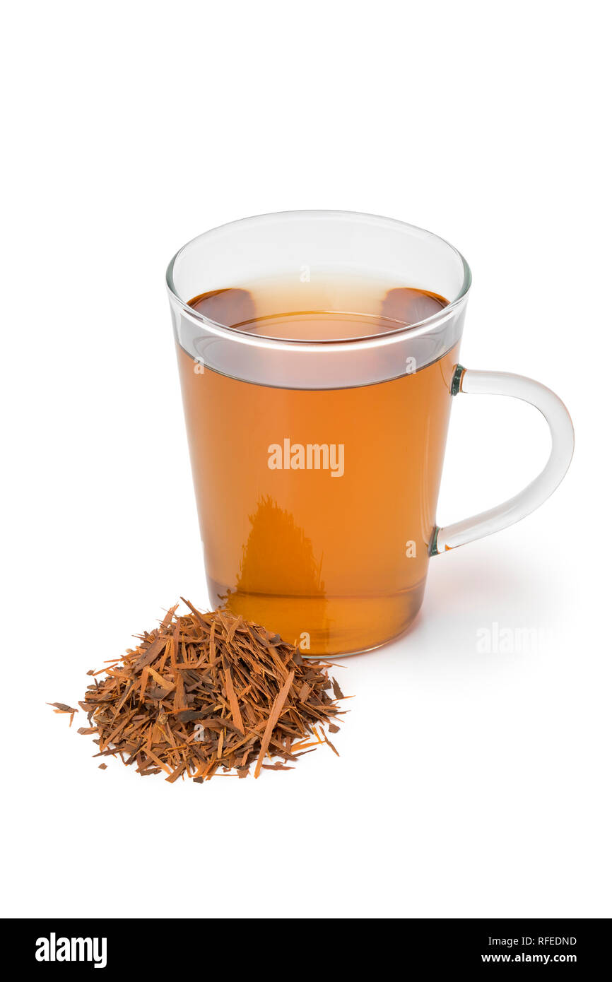 Glas mit frischen Kräuter Lapacho Tee oder Taheeboo auf weißem Hintergrund Stockfoto