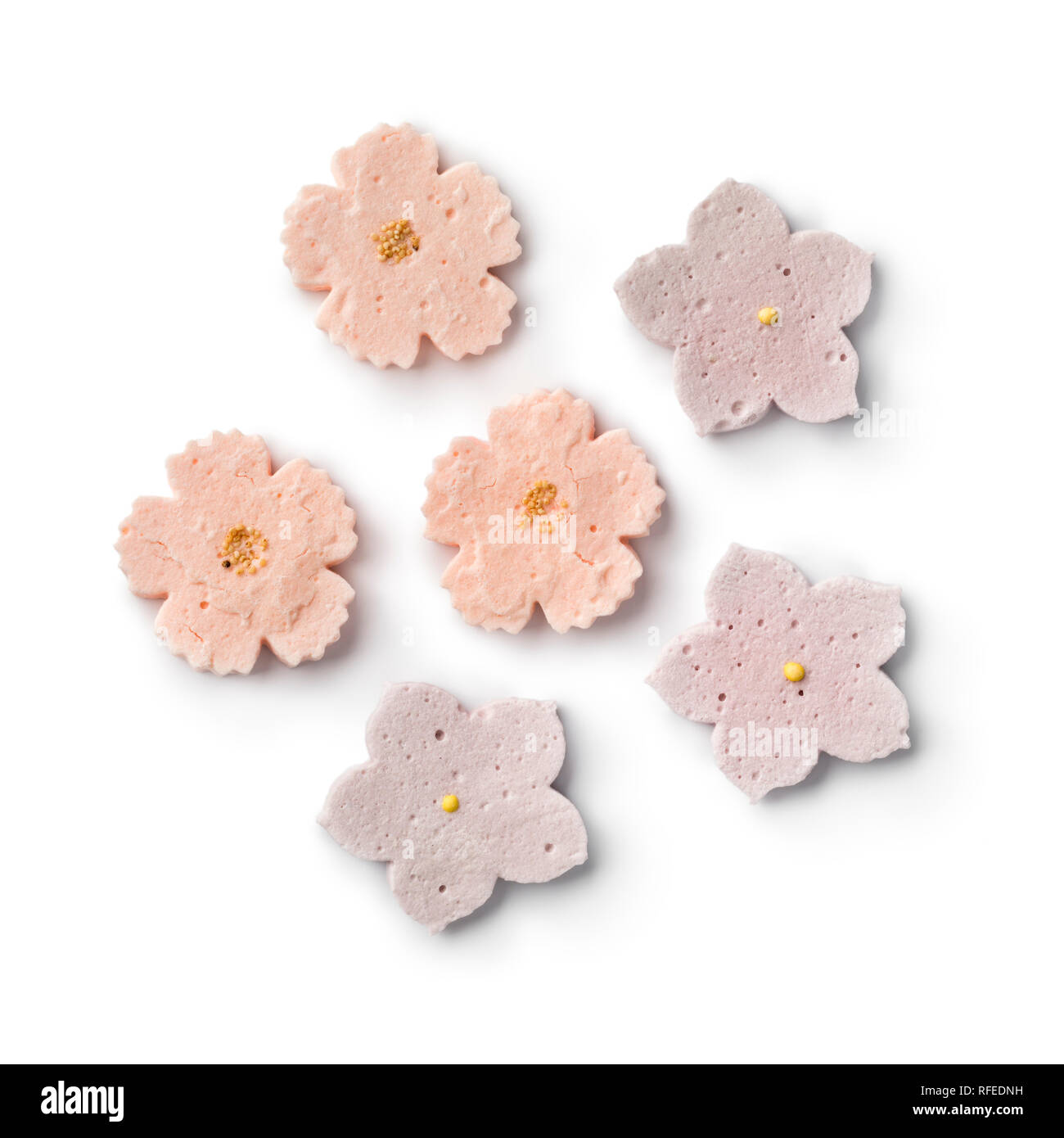 Japanische Teezeremonie Süßigkeiten in Blume auf weißem Hintergrund Stockfoto