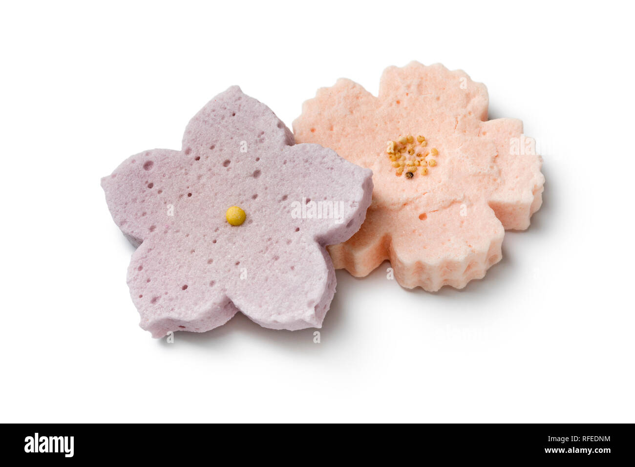 Japanische Teezeremonie Süßigkeiten in Blume auf weißem Hintergrund Stockfoto