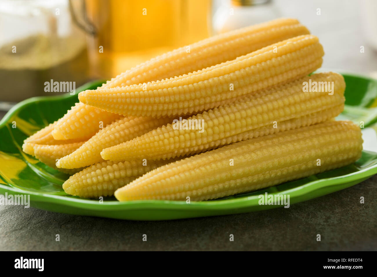 Teller mit frisch gekochten süßen Gelb baby Mais Stockfoto