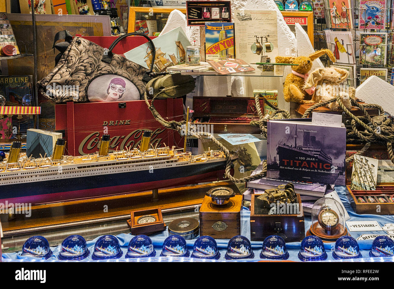 Paradies für Browser mit original alte Werbung und Filmplakate von 1900 bis 1970, alte Dosen, Spielzeug und Bären, kitschig, in Gent, Belgien Stockfoto