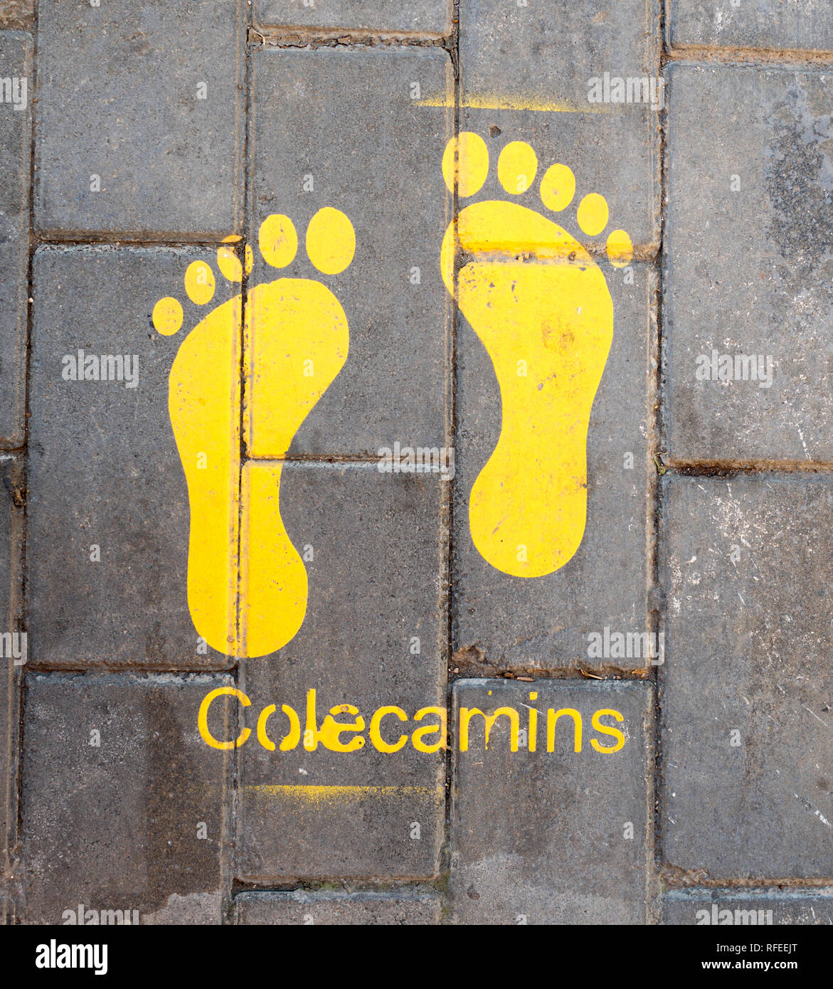 Stenciled gelb Fußabdrücke auf Pflaster, die eine sichere Route zur Schule, Colecamins, in Valencia, Spanien, Europa Stockfoto