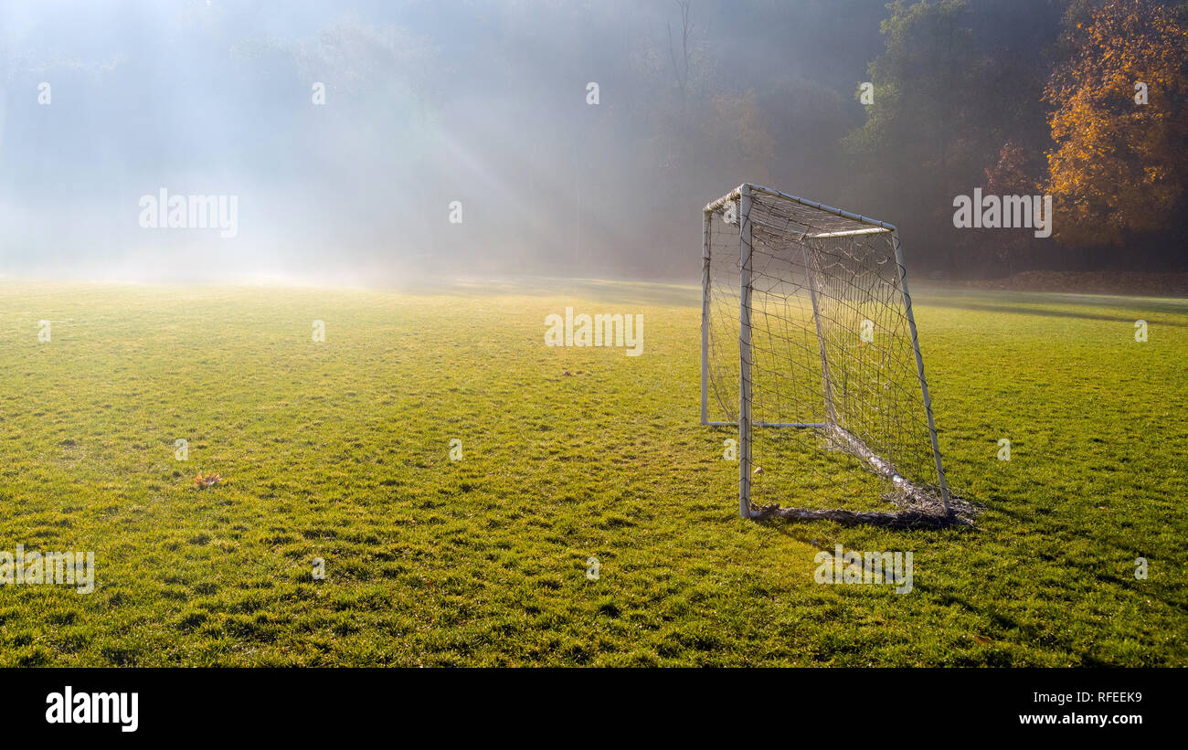 Am frühen Morgen in der amatuer Fußballfeld. Fußball-Spiel Spielplatz im  Herbst nebeliger Morgen. Sonnenlicht im Hintergrund Stockfotografie - Alamy