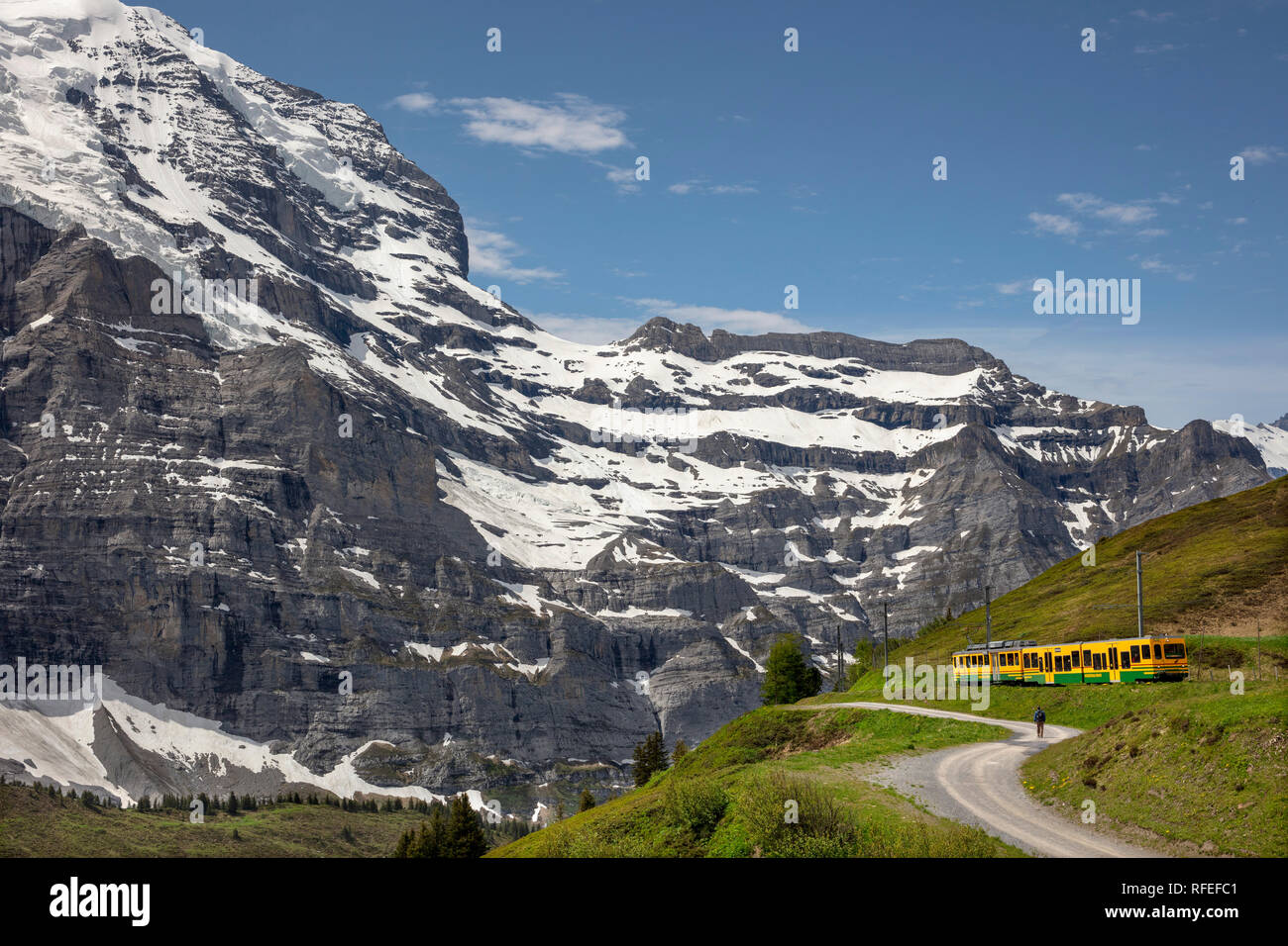 Schweiz, Alpen, Berner Oberland, Frühling. Grindelwald. Kleine Scheidegg. Wanderer, Mann. Jungfrau. Zug. Stockfoto