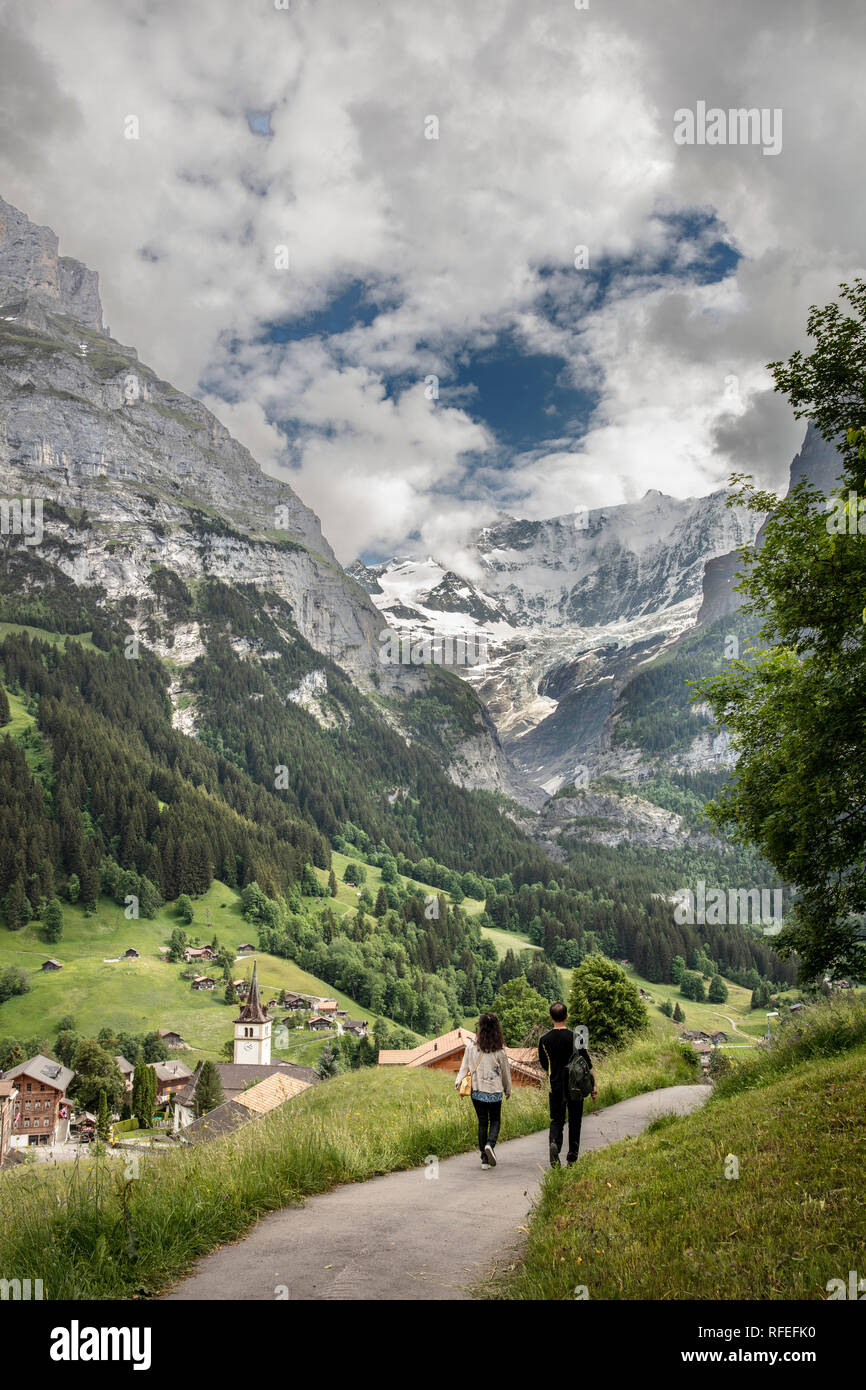 Schweiz, Alpen, Berner Oberland, Grindelwald, Frühling. Paar wandern. Stockfoto