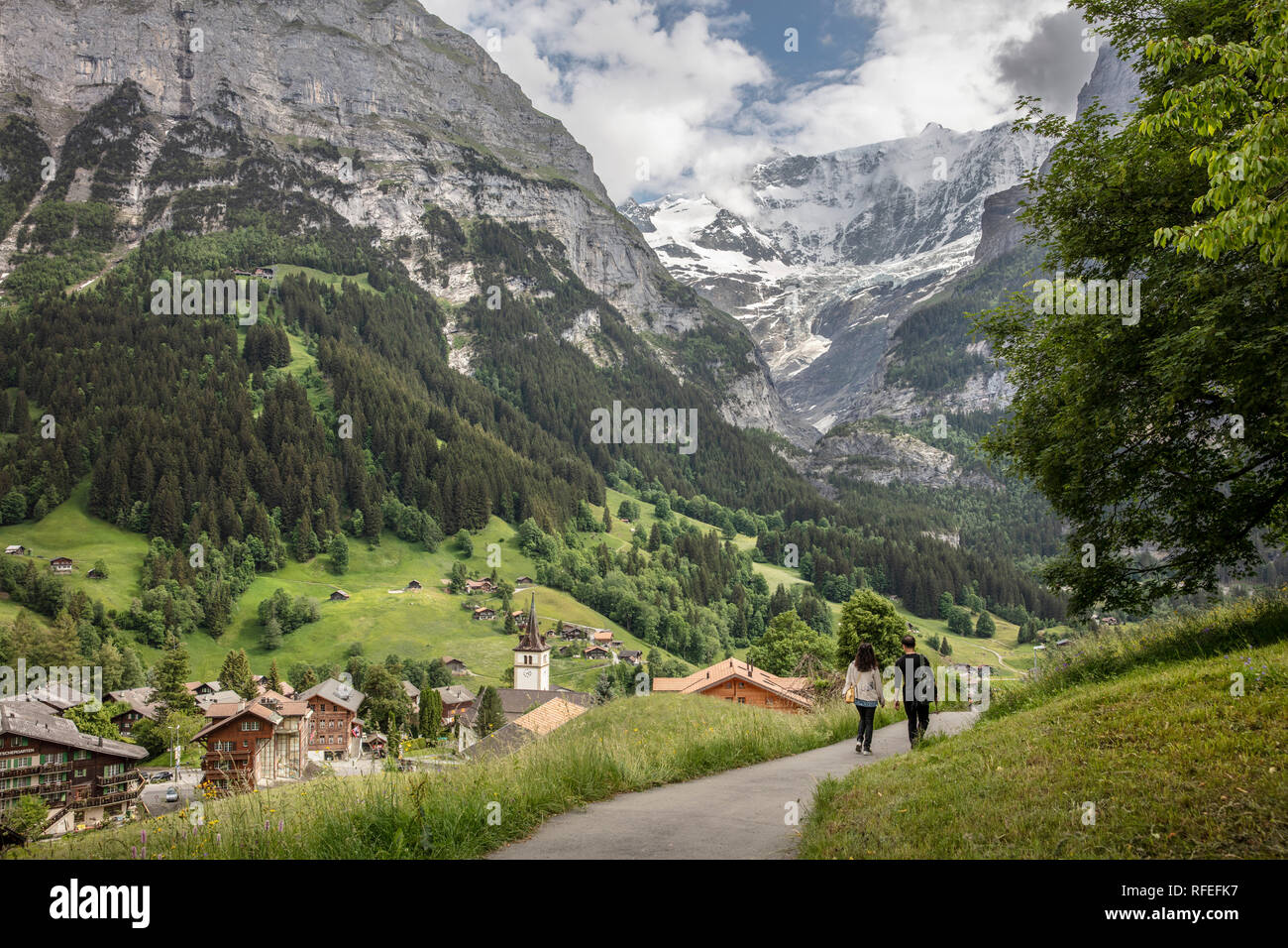 Schweiz, Alpen, Berner Oberland, Grindelwald, Frühling. Paar wandern. Stockfoto