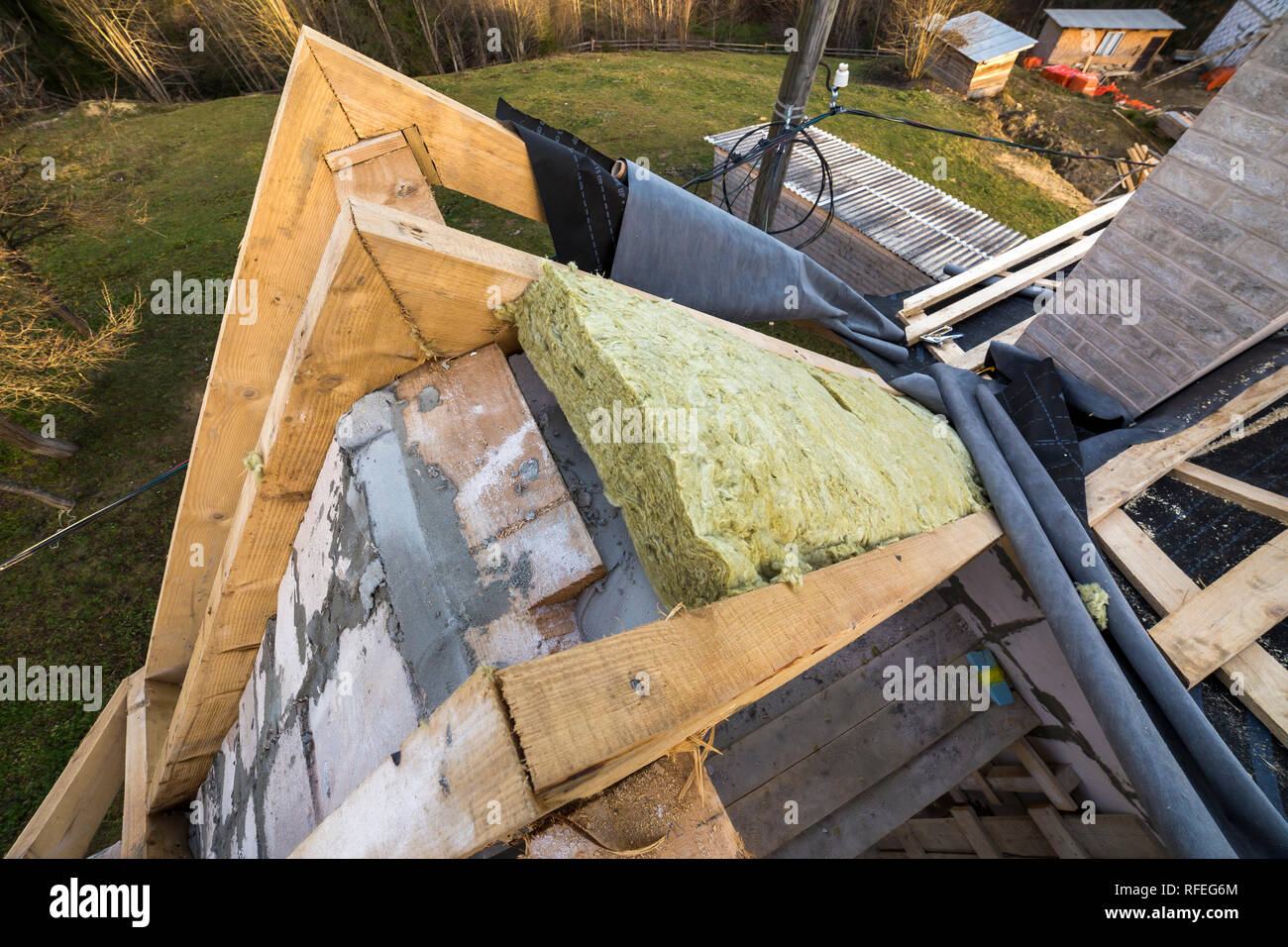 Dachkonstruktion und Isolierung mit Mineralwolle. Holzbalken Frame auf die  Wände der hohlen Schaumstoffisolierung Bausteine. Roofing underlayment,  Wasser - resistan Stockfotografie - Alamy