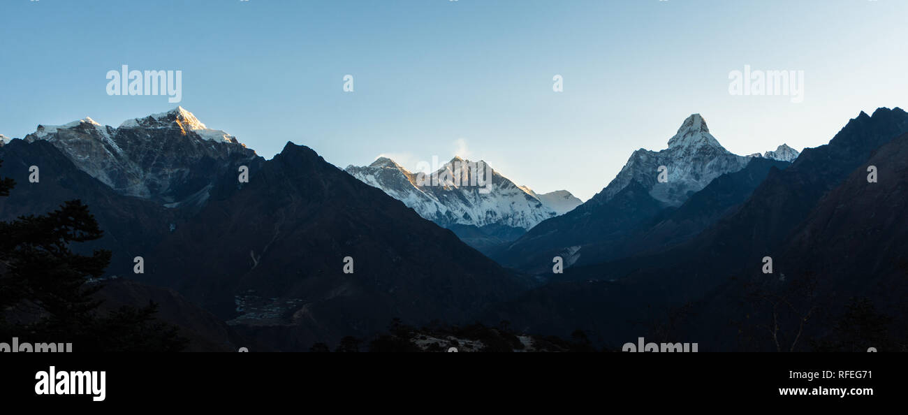 Panorama des Mount Everest, Lhotse und Ama Dablam bei Sonnenaufgang, vom Hotel Everest View, Namche Bazar, Sagarmatha, Nepal Stockfoto