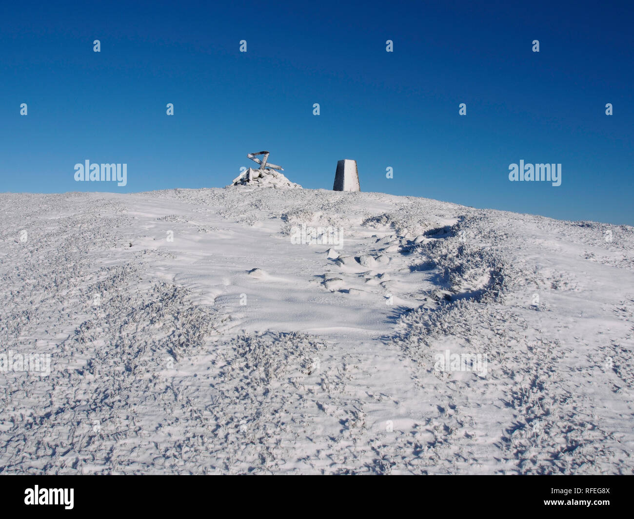 Snowy trig Point auf dem Gipfel der Wurm Hill, in der Nähe der Tweedsmuir, Southern Uplands, Schottland Stockfoto