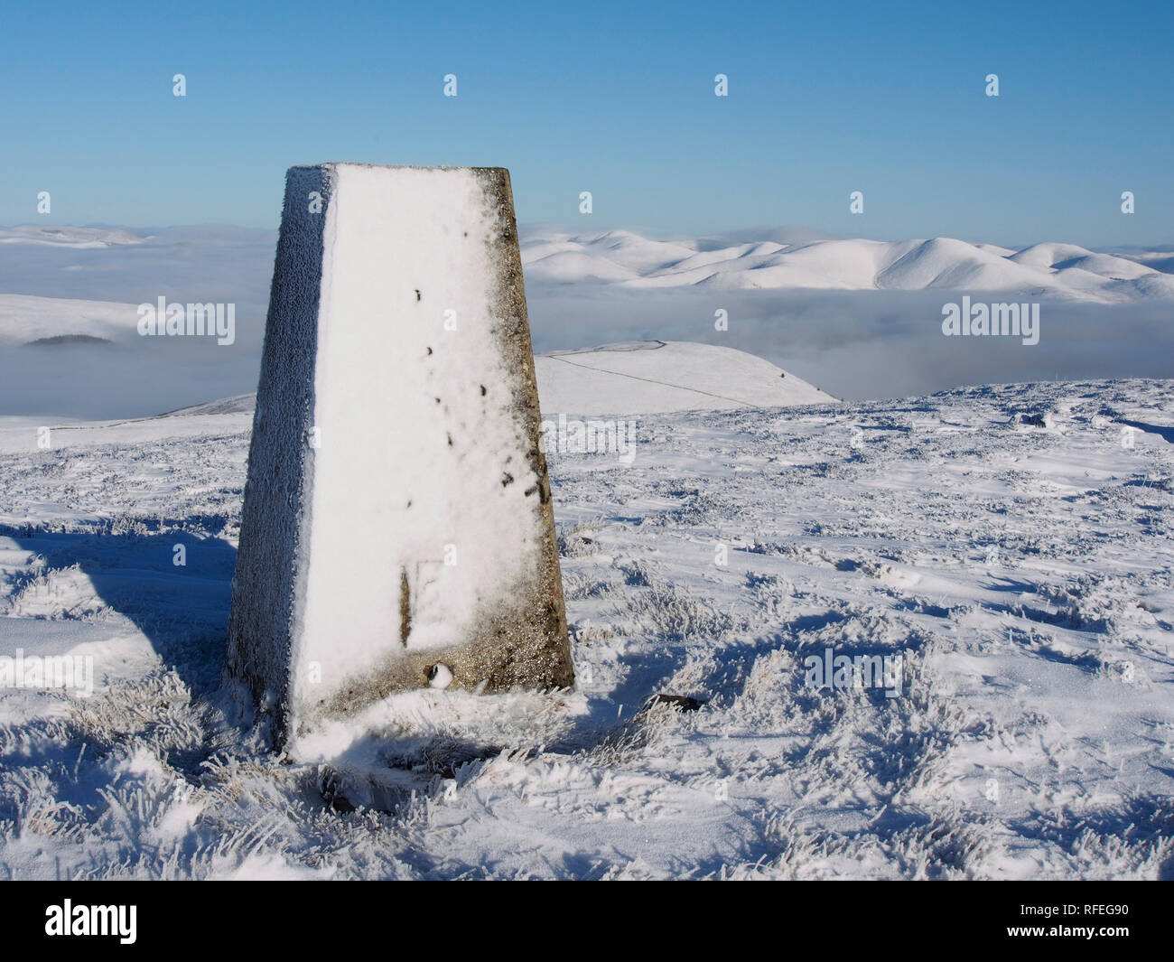 Snowy trig Point auf dem Gipfel der Wurm Hill, in der Nähe der Tweedsmuir, Southern Uplands, Schottland Stockfoto