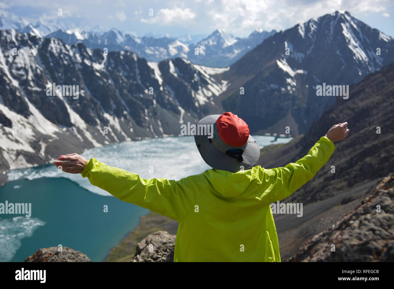 Wunderbare Berglandschaft und Mädchen (See, Highland, Peak, Beauty World) malerische Berglandschaft. Junge Mädchen genießen die Aussicht in der Nähe von Alakul la Stockfoto