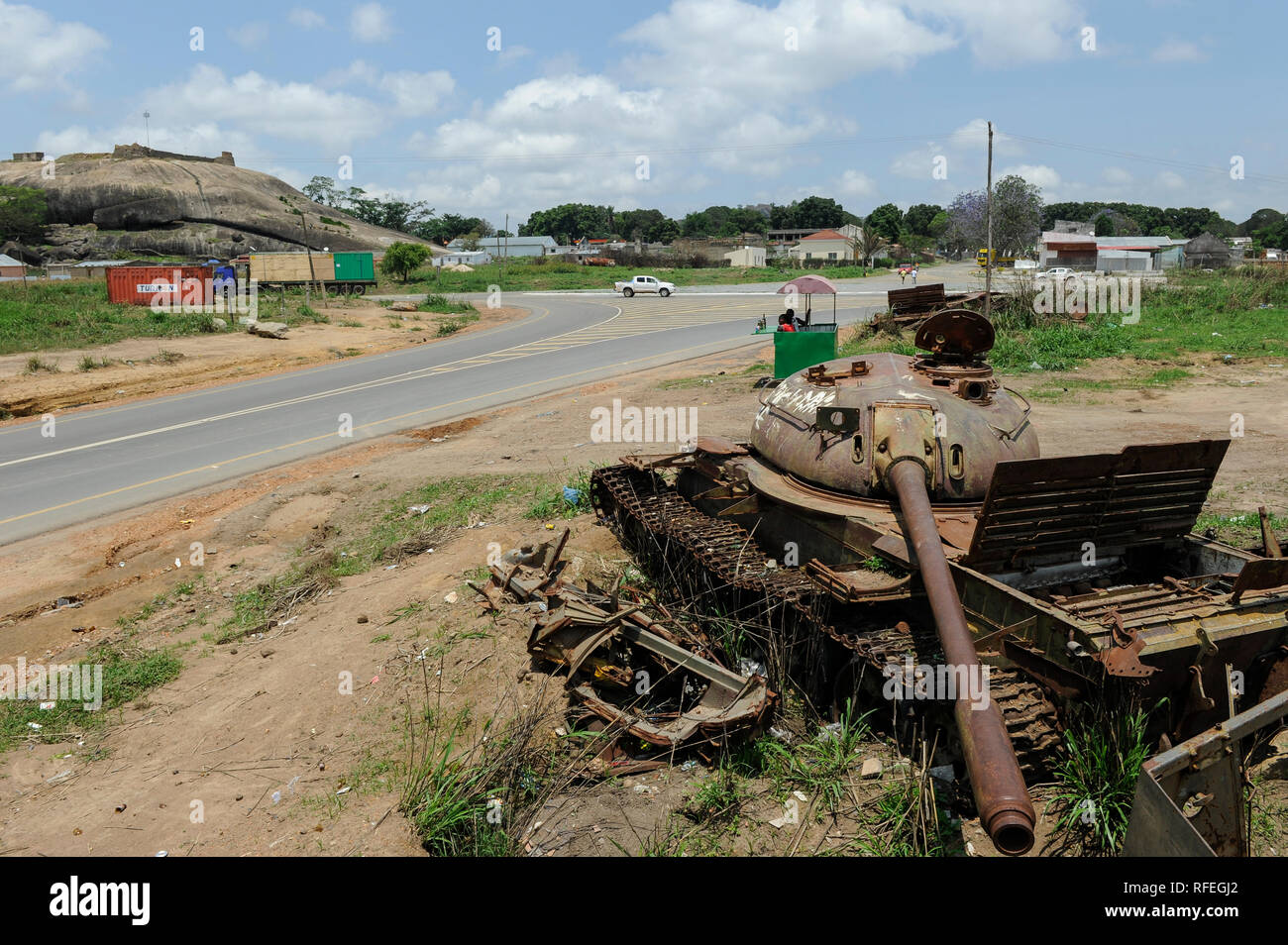 Afrika ANGOLA, Wrack des alten sowjetischen russischen Kampfpanzers T-54 aus dem Bürgerkrieg zwischen MPLA und UNITA von 1975 -2002 an der Straßenüberquerung in Quibala Stockfoto