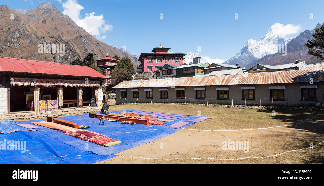 Innenhof neben Tengboche Kloster für den Segen Zeremonie an Mani Rimdu Festivals, Tengboche, Sagarmatha, Nepal vorbereitet wird. Stockfoto
