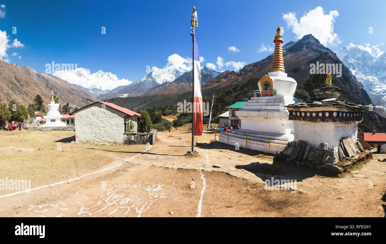 Stupa und die umliegenden Berge in Tengboche, mit Everest, Lhotse und Ama Dablam im Hintergrund, Sagarmatha, Nepal Stockfoto