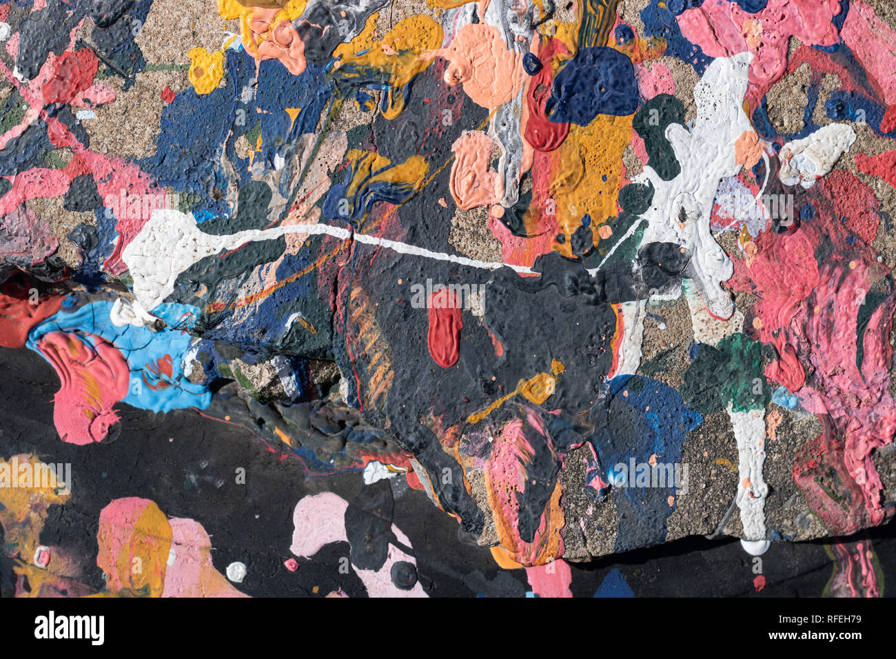 Flecken von verschüttetem Öl Farbe auf dem Boden Stockfoto