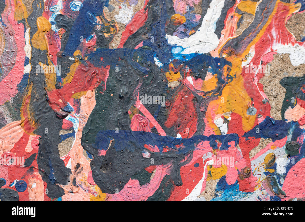 Flecken von verschüttetem Öl Farbe auf dem Boden Stockfoto