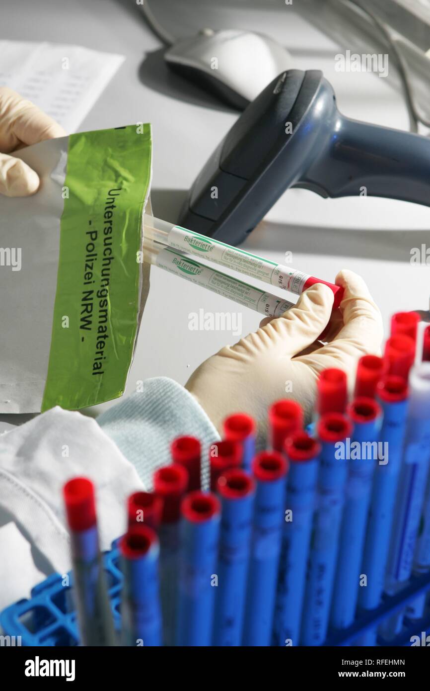 DEU, Deutschland, Düsseldorf: Polizei NRW, Bundesamt für Polizei, technische crime investigation Service. Die DNA-Analyse im Labor. | Stockfoto