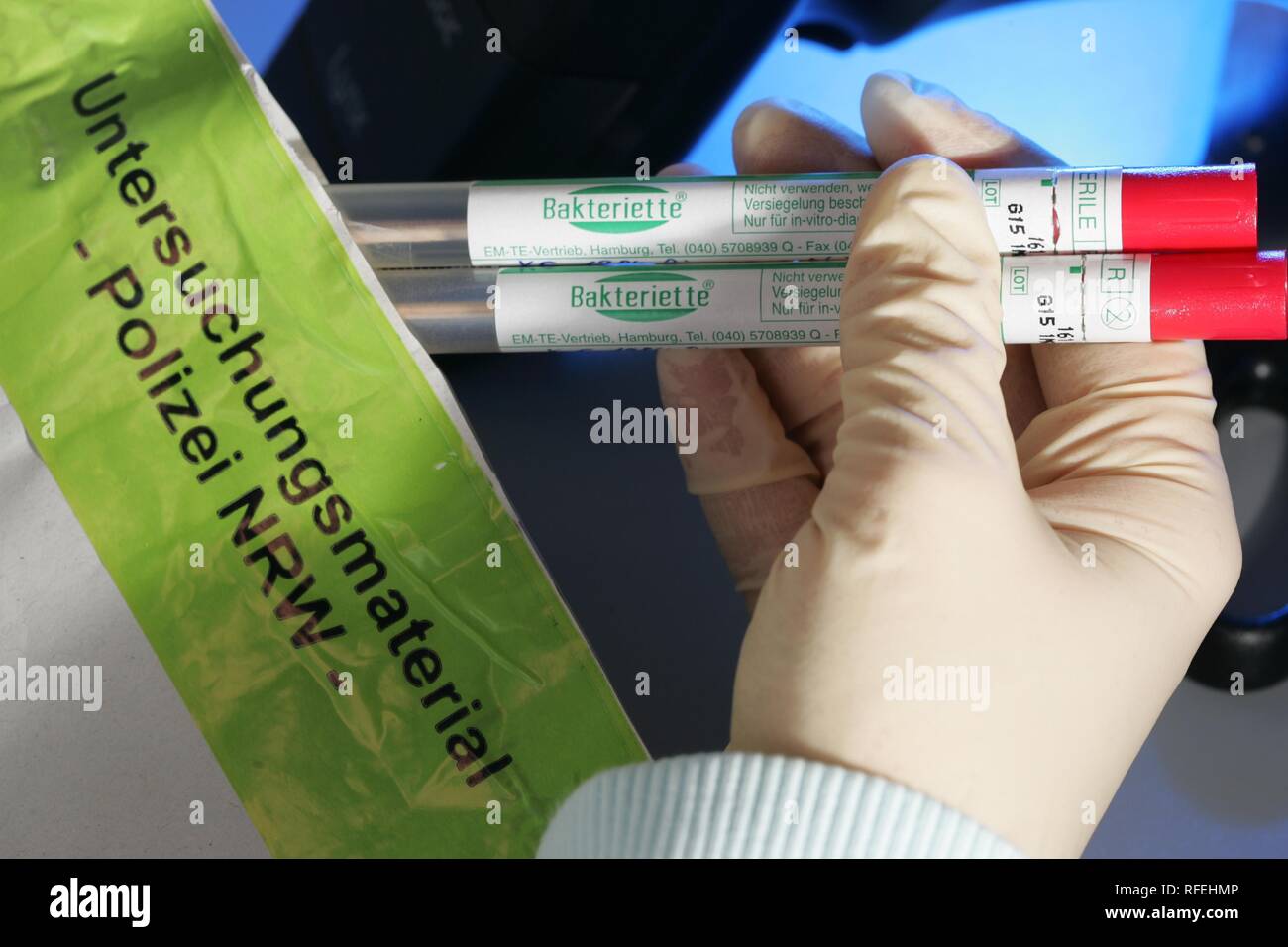 DEU, Deutschland, Düsseldorf: Polizei NRW, Bundesamt für Polizei, technische crime investigation Service. Die DNA-Analyse im Labor. | Stockfoto