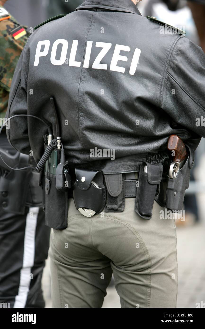 DEU, Deutschland: Polizei Büro mit Ausrüstung Gürtel.