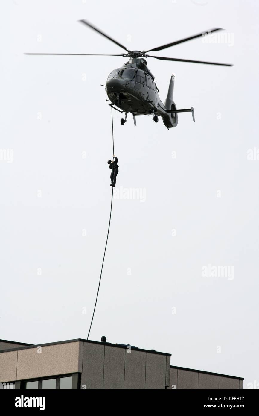 DEU, Deutschland, Münster: SWAT-Team NRW Polizei Spezialeinheiten zu einem fastroping Training aus einer EC155 Hubschrauber. | Stockfoto