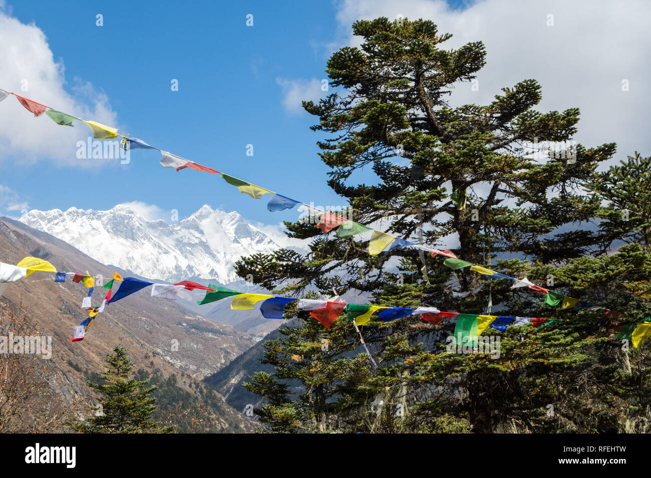 Der Mount Everest und Lhotse durch tibetisch-buddhistische Gebetsfahnen von Tengboche, Sagarmatha, Nepal gesehen Stockfoto