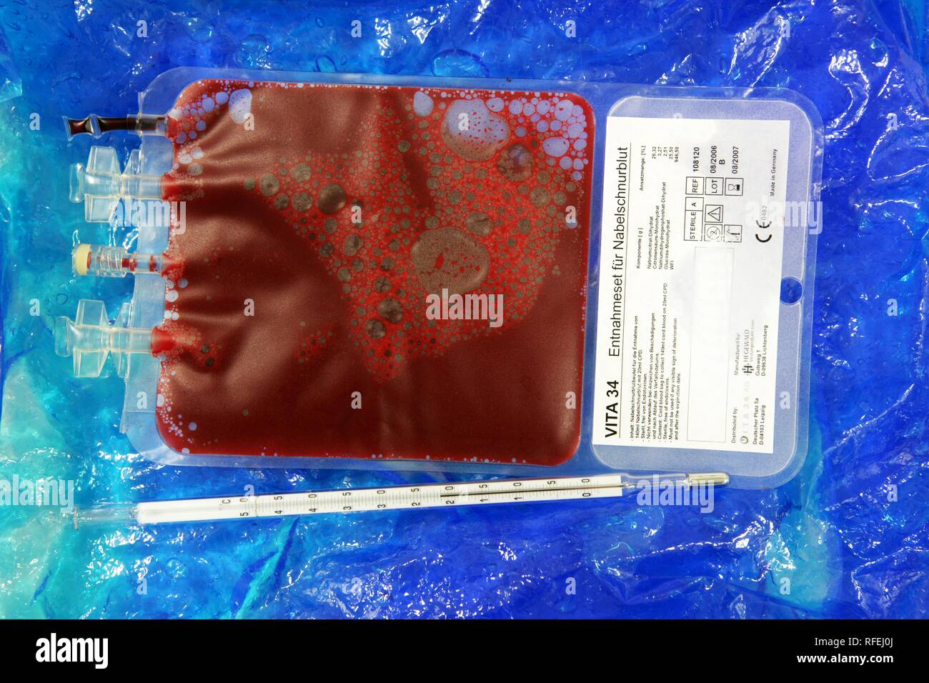Blut Flasche mit Nabelschnurblut Stammzellen Archivierung der Privat Firma Vita 34, Leipzig, Sachsen, Deutschland Stockfoto