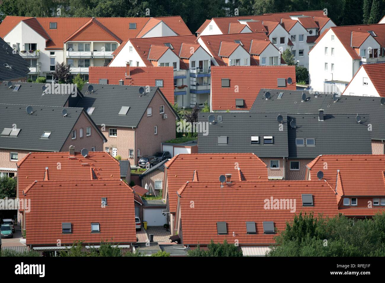Private Wohnungen und Reihenhäuser in einer Wohnsiedlung in der Gartenstadt Welheim, Bottrop, Nordrhein-Westfalen, Deutschland Stockfoto