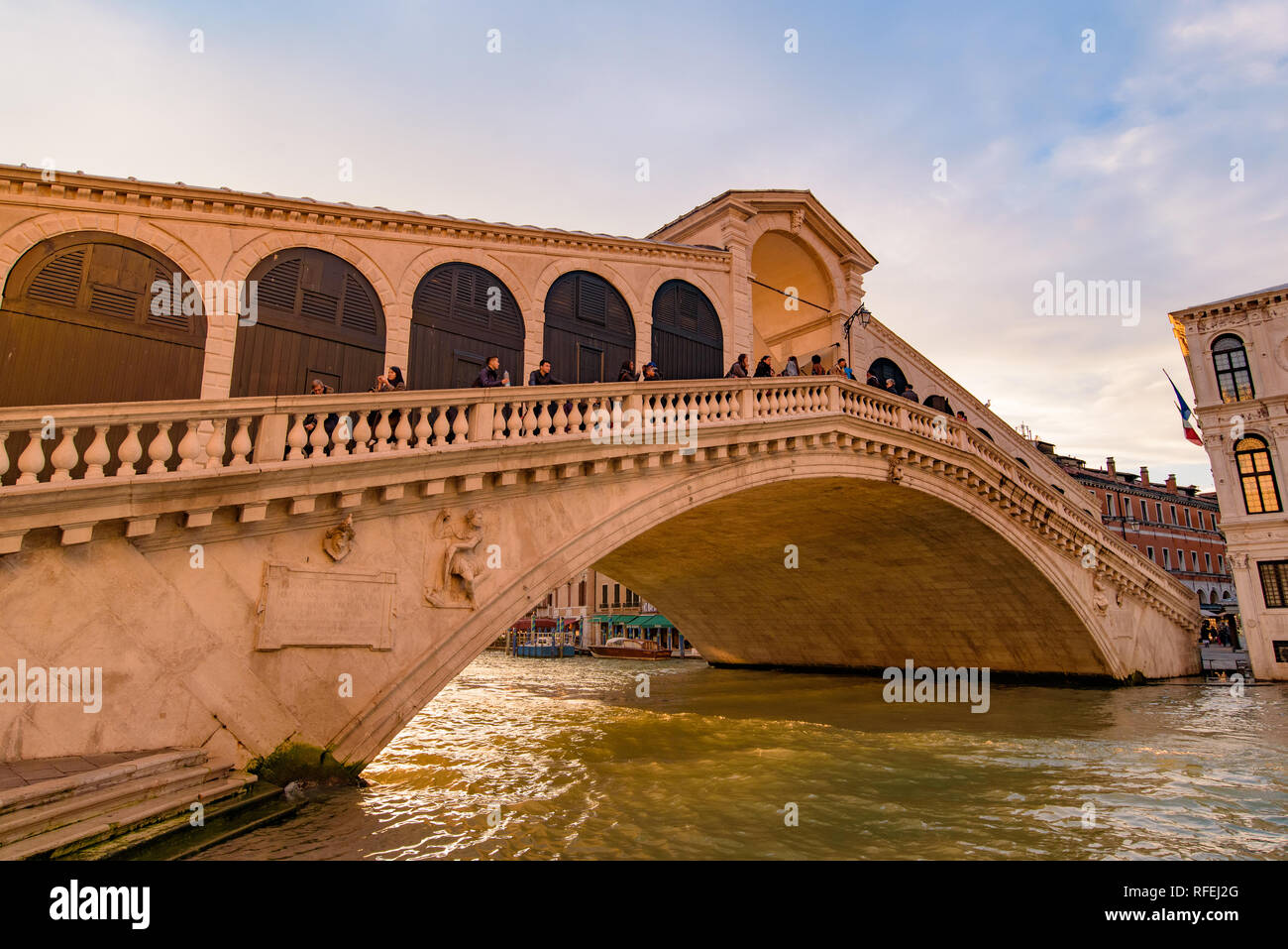 Rialto Brücke (Ponte de Rialto) über den Canal Grande bei Sonnenaufgang/Sonnenuntergang, Venedig, Italien Stockfoto