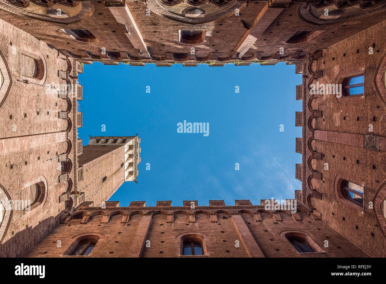 Briefmarke von Siena aus dem Inneren des Palazzo Comunale und die Torre del Mangia Stockfoto