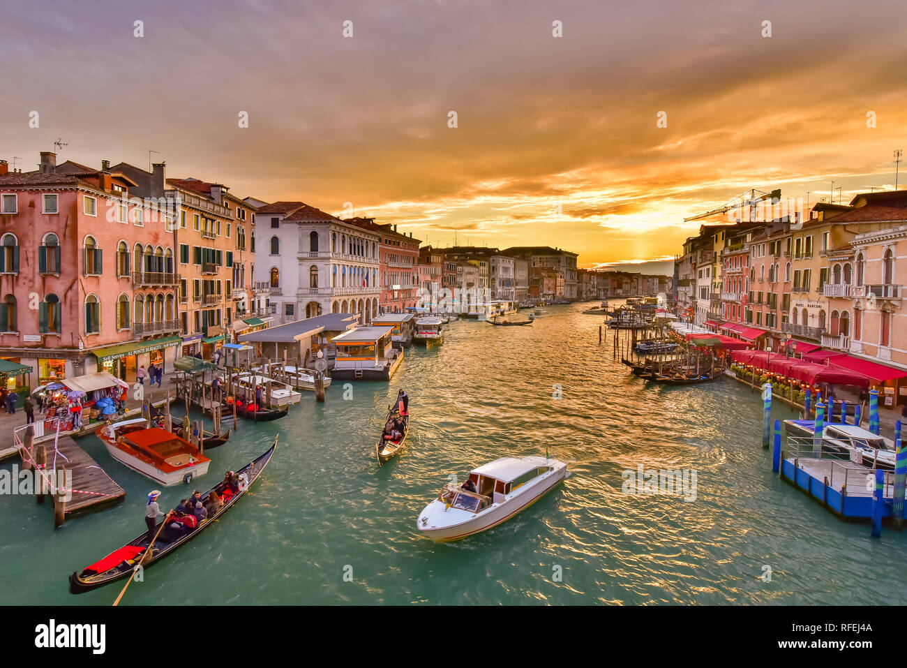 Der Canal Grande mit Gondel und Vaporetto bei Sonnenuntergang Zeit, Venedig, Italien Stockfoto