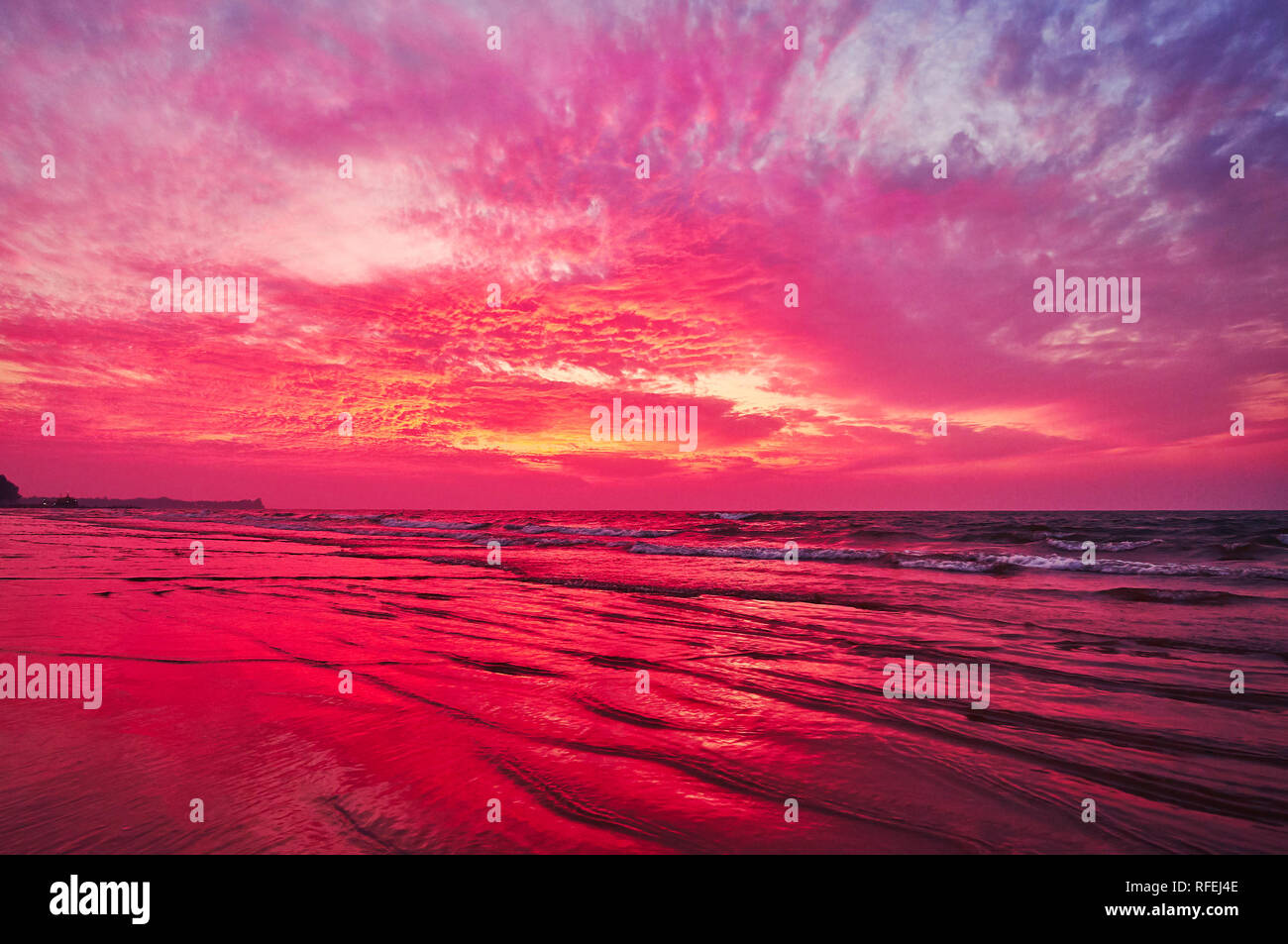 Die magie Sonnenuntergang auf Chaung Tha Strand genießen, die sanften Wellen reflektieren die Fee Himmel, Myanmar. Stockfoto