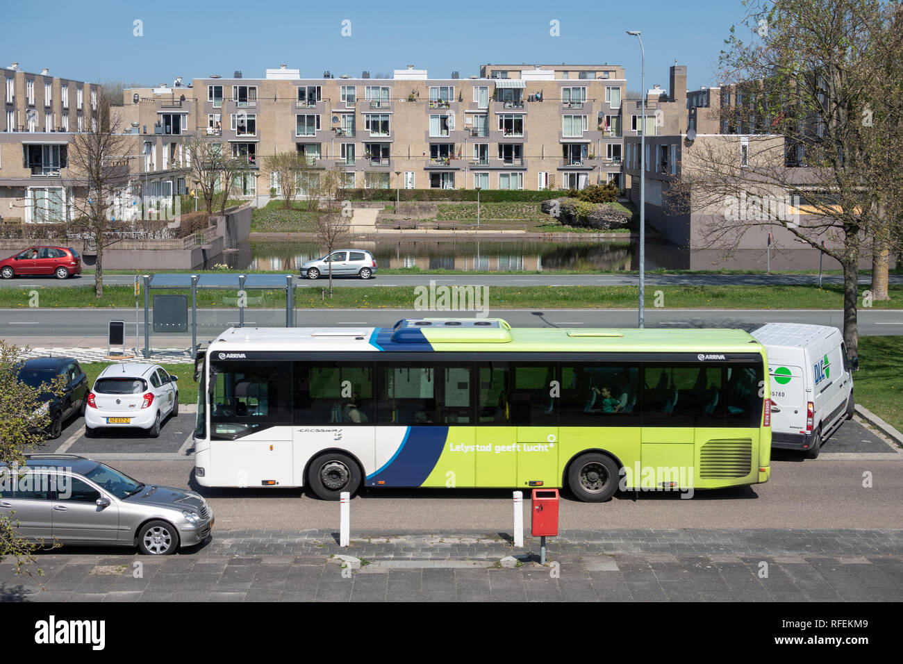 Wohngebiet mit Wohnungen, Teich-, Straßen- und Parkplatz Stockfoto