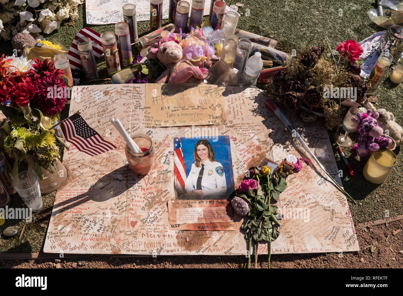 13.Oktober 2017 LAS VEGAS NV: Blumen, Geschenke Kerzen Linie Memorial Park an der Willkommen in Las Vegas Schild an der Mandalay Bay auf dem Vegas Strip zu remembe Stockfoto