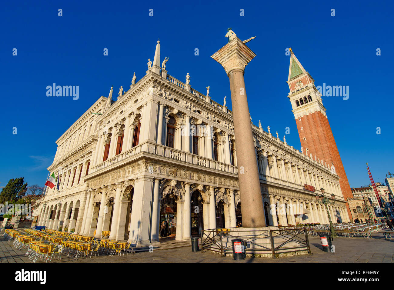 Der Markusplatz (Piazza San Marco) mit Campanile und Dogenpalast, Venedig, Italien Stockfoto