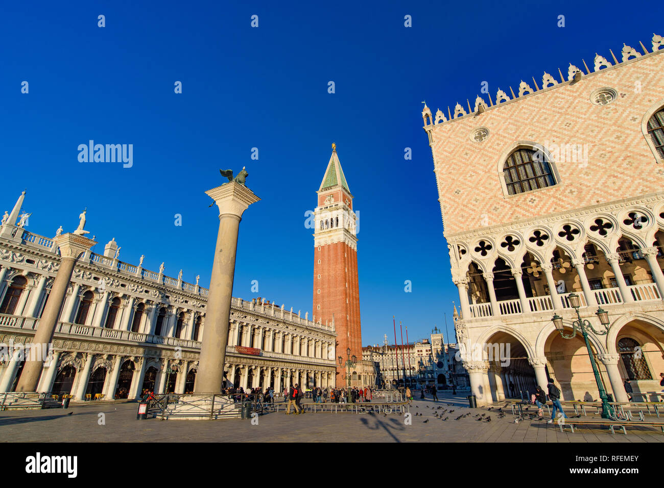 Der Markusplatz (Piazza San Marco) mit Campanile und Dogenpalast, Venedig, Italien Stockfoto