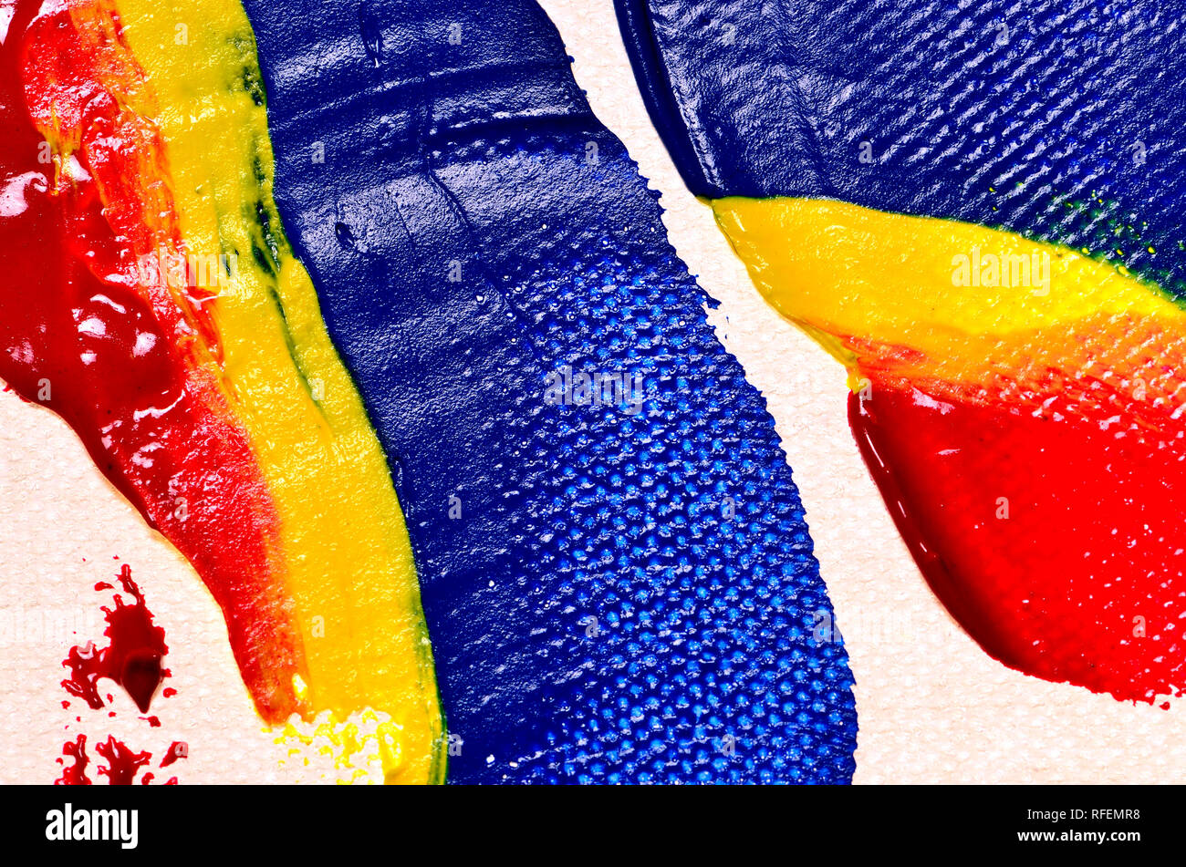 Grundfarben - Wasserfarben auf Leinwand. Rot, Gelb, Blau Stockfoto