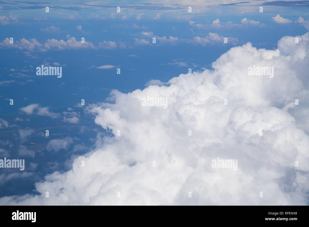 Himmel Hintergrund über Ausbreitung cloud Scatter, Luftaufnahme Stockfoto